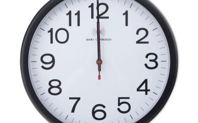 Deluxe 13 1/2″ Indoor/outdoor Atomic Clock, 13.5″ Overall Diameter, Black Case, 1 Aa (sold Separately)